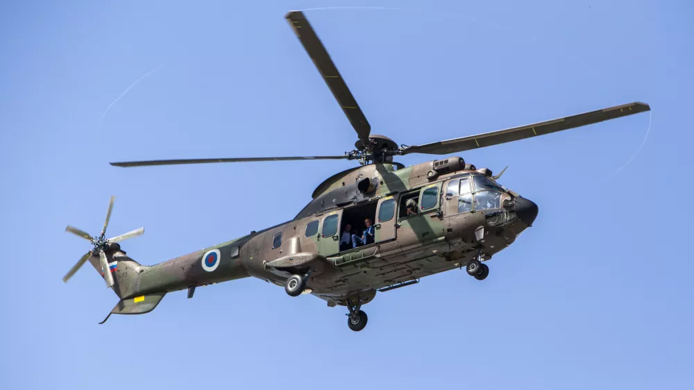 - Slovenska vojska (SV) - helikopter Evrocopter AS532 Cougar - 12.06.2019 &ndash; Fraport Slovenija / Letali&scaron;če Brnik - Letalska akademija Fraport - vaja kriznega odzivanja v primeru letalske nesreče Zlomljeno krilo 2019. //FOTO: Matjaž Ru&scaron;t