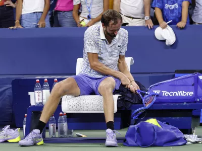 Tennis - U.S. Open - Flushing Meadows, New York, United States - August 25, 2025 Russia's Daniil Medvedev breaks his racquet during his first round match against France's Benjamin Bonzi REUTERS/Eduardo Munoz