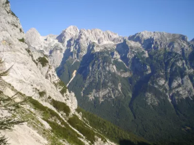 SKRLATICA KJER TISINA SEPETA