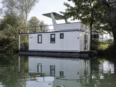 - 20.08.2025 - ogled plavajočih hi&scaron;k na Ljubljanici//FOTO: Jaka Gasar