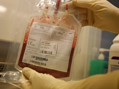 Matične celice iz popkovnice - matične celice iz popkovnične krvi imajo velik potencial za zdravljenje bolezni v prihodnosti - nastanejo ob spočetju in so temelj življenja - to so nerazvite osnovne celice, ki se lahko pod določenimi pogoji razvijejo v katerokoli celico, npr. v mi&scaron;ice, živčevje ali drugo tkivo v telesu. Nekatere pa se ne specializirajo, temveč opravljajo nalogo regeneracije tkiva.- Zavod RS za transfuzijsko medicino - //FOTO: Matej Pov&scaron;eOPOMBA: ZA OBJAVO V ČASOPISU DNEVNIK