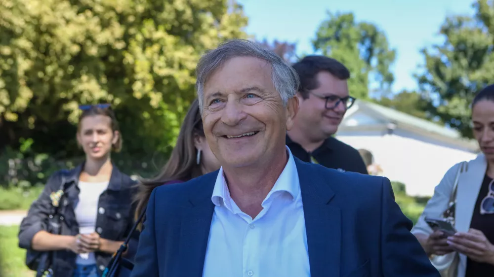 25.08.2025 - Karel Erjavec - ZAUPANJE - stranka - volilni plakat - jumbo plakat izjava za medije predsednika stranke Zaupanje Karla Erjavca ob zagonu plakatne kampanje, na kateri bo predstavil pomen gesla, ključne vrednote in nadaljnje korake strankeFoto: Luka Cjuha