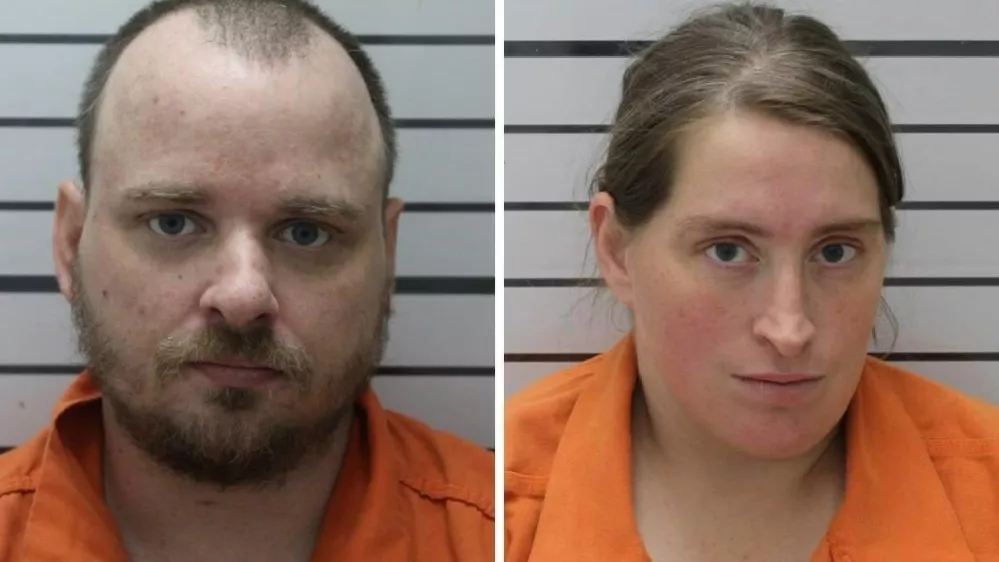 Dustin Walker in Cherie Walker sta pristala v priporu zaradi suma zanemarjanja otroka. Njuna hči je namreč pri enajstih letih rodila sama doma. 