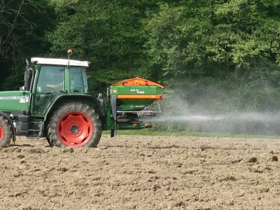 kmetijstvo, njiva, polje, traktor, pesticidi, &scaron;kropljenje. Foto: Tatjana Pihlar 