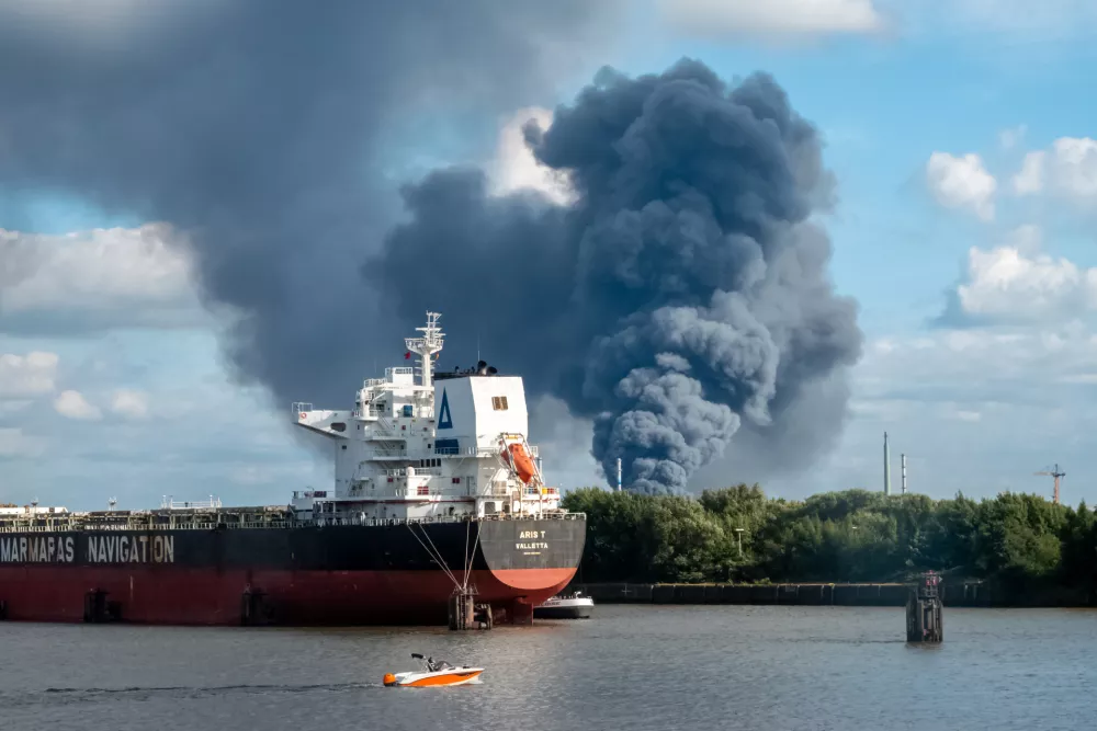 25 August 2025, Hamburg: Thick smoke can be seen from a major fire in Hamburg. A fire has broken out in a warehouse in the Port of Hamburg, causing a major motorway nearby to be closed. Photo: Bodo Marks/dpa