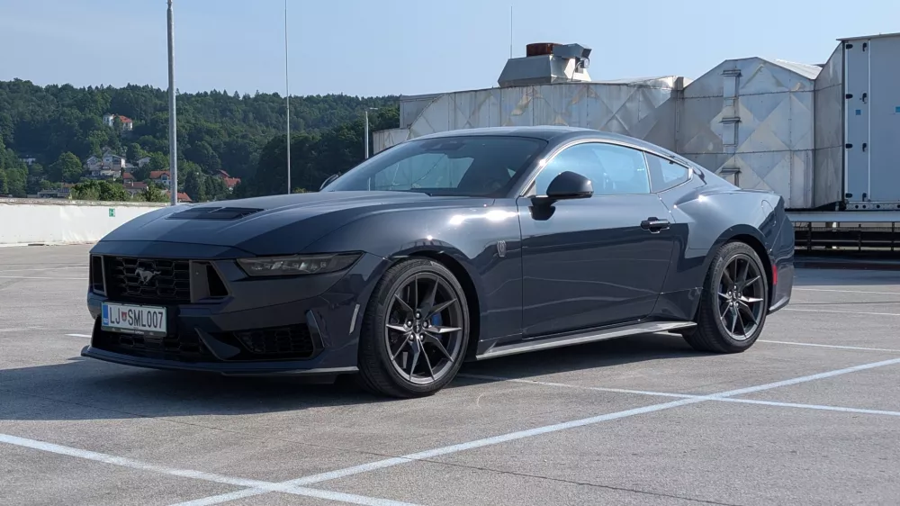 Ford mustang dark horse