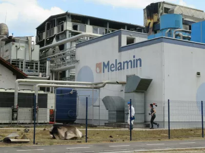 Melamin dan po eksploziji. Po dvori&scaron;ču so &scaron;e vedno ležali veliki kosi pločevine, ki jih je razmetalo naokrog. F Dragana Stanković