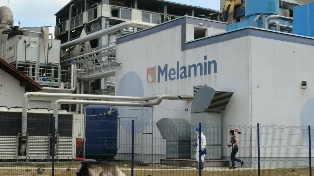 Melamin dan po eksploziji. Po dvori&scaron;ču so &scaron;e vedno ležali veliki kosi pločevine, ki jih je razmetalo naokrog. F Dragana Stanković