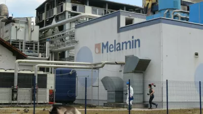 Melamin dan po eksploziji. Po dvori&scaron;ču so &scaron;e vedno ležali veliki kosi pločevine, ki jih je razmetalo naokrog. F Dragana Stanković