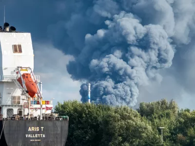 25 August 2025, Hamburg: Thick smoke can be seen from a major fire in Hamburg. A fire has broken out in a warehouse in the Port of Hamburg, causing a major motorway nearby to be closed. Photo: Bodo Marks/dpa