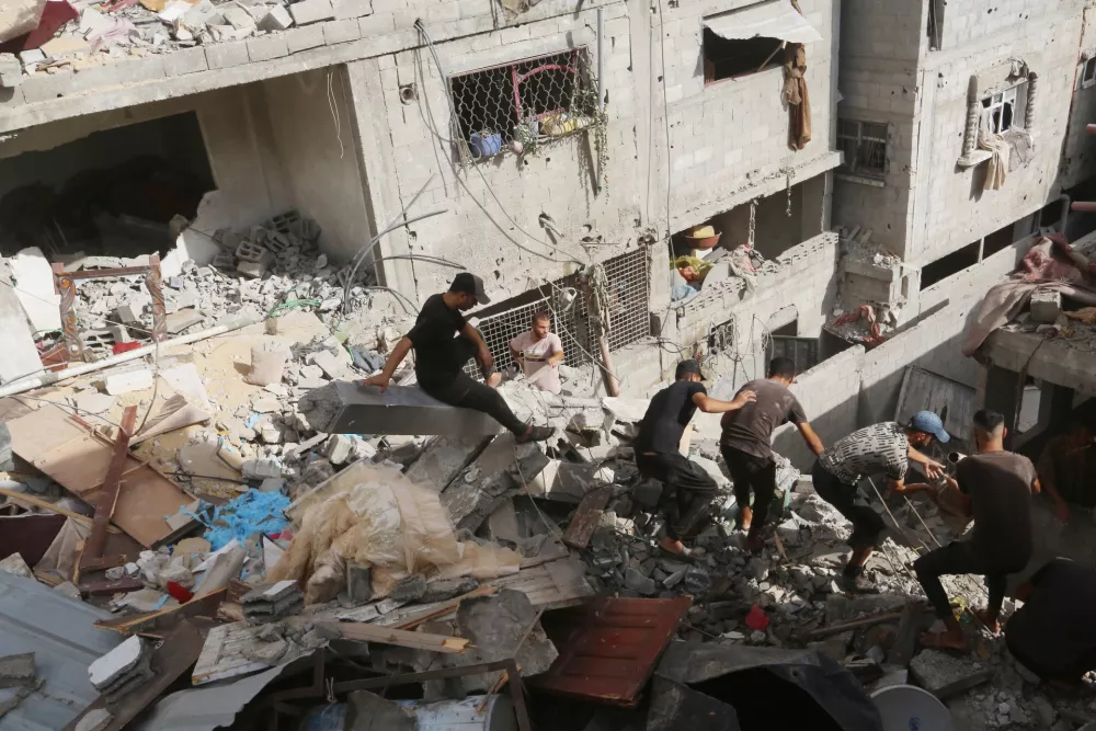 16 September 2024, Palestinian Territories, Nuseirat: Palestinian residents conduct search and rescue operations among the rubbles of demolished house following an Israeli attack on a house at Nuseirat Refugee camp in Gaza City. Photo: Omar Ashtawy/APA Images via ZUMA Press Wire/dpa