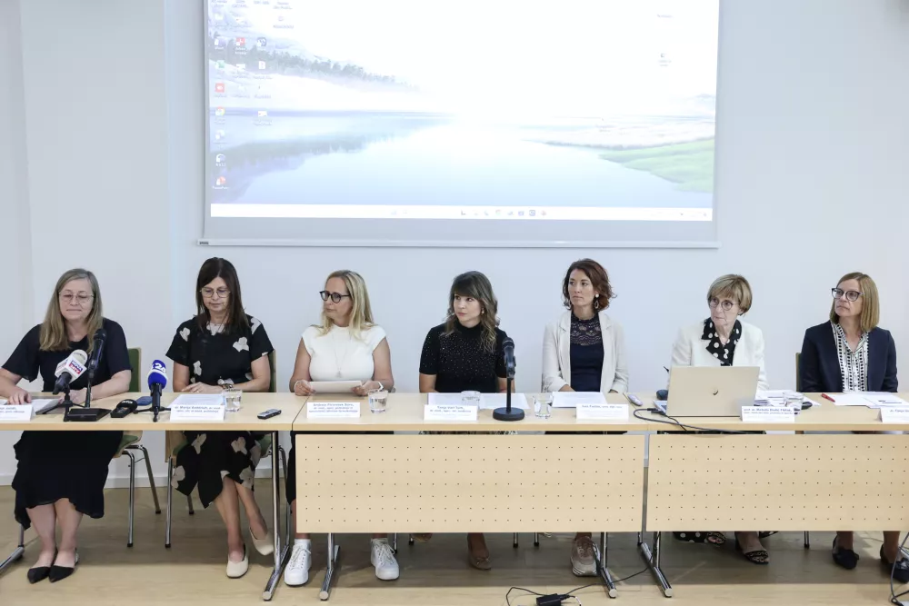 Mateja Jandl, Marija Anderluh, Andreja Pirtov&scaron;ek &Scaron;avs, Tanja Varl Turk, Lea Furlan, Metoda Dodič Fikfak, Tanja Urdih Lazar- 26.08.2025 - novinarska konferenca glede predloga novega zakona o konoplji za omejeno osebno rabo, na kateri bodo sodelovali Mateja Jandl z NIJZ, Tanja Varl Turk iz Centra za klinično toksikologijo in farmakologijo UKC Ljubljana, Metoda Dodič Fikfak in Tanja Urdih Lazar s Kliničnega in&scaron;tituta za medicino dela, prometa in &scaron;porta UKC Ljubljana, Marija Anderluh iz službe za otro&scaron;ko psihiatrijo UKC Ljubljana, Andreja Pirtov&scaron;ek &Scaron;avs iz Univerzitetne psihiatrične klinike Ljubljana ter Lea Furlan iz Območne enote NIJZ Maribo//FOTO: Jaka Gasar