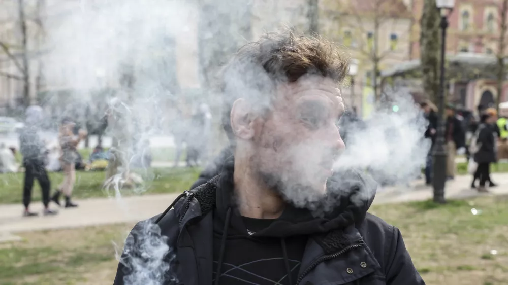 - simbolična fotografija: joint &ndash; konoplja &ndash; marihuana &ndash;  - 20.04.2023 &ndash; Kongresni trg - tradicionalni Marihuana mar&scaron; 2023 v organizaciji &Scaron;tudentske organizacije Univerze v Ljubljani - //FOTO: Jaka Gasar