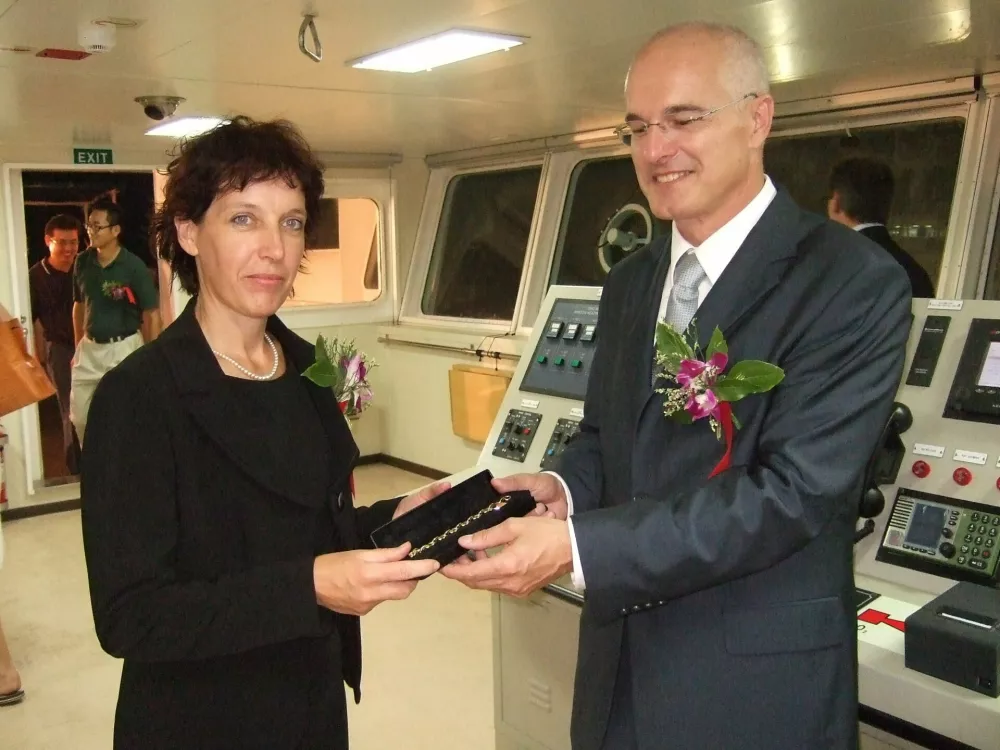 Dr. Elen Twrdy, botra ladje Nova Gorica, in Egon Bandelj, predsednik uprave Splo&scaron;na plovba, Kitajska, leto 2010 / Foto: Katja Gle&scaron;čič 