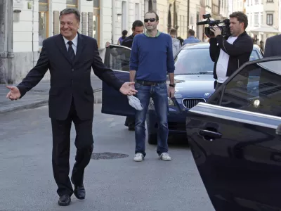 - ljubljanski župan Zoran Jankovič - hi&scaron;na preiskava pri ljubljanskem županu Zoranu Jankoviču v mestni hi&scaron;i - Mestna občina Ljubljana (MOL) - Mestni trg 1- hi&scaron;ne preiskave pri ljubljanskem županu Zoranu Jankoviču in najožjim sodelavcem zaradi suma več kaznivih dejanj s področja gospodarske kriminalitete in korupcije//FOTO: Luka Cjuha