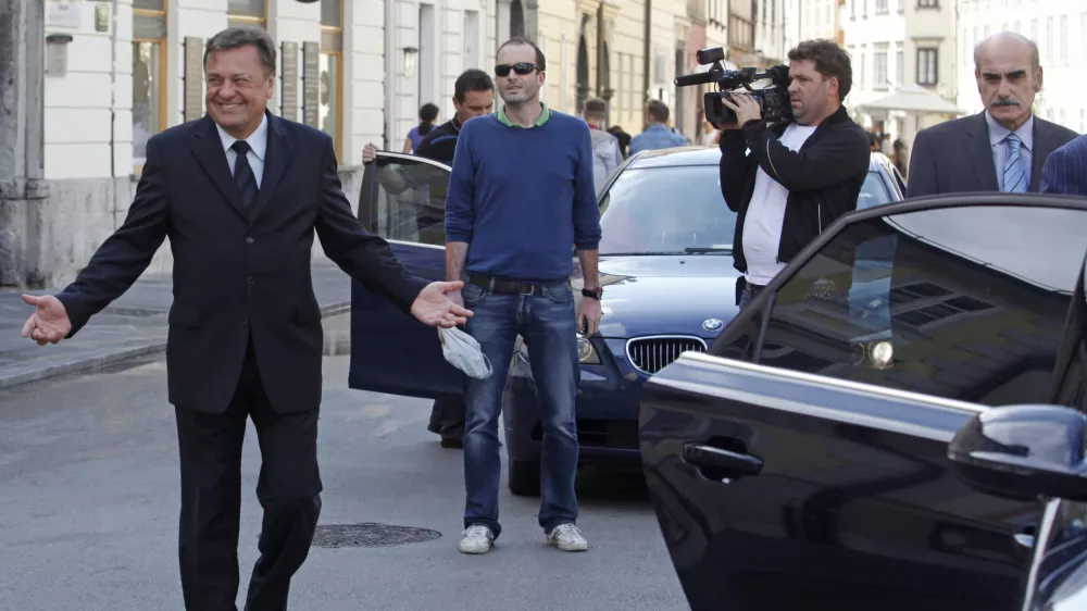 - ljubljanski župan Zoran Jankovič - hi&scaron;na preiskava pri ljubljanskem županu Zoranu Jankoviču v mestni hi&scaron;i - Mestna občina Ljubljana (MOL) - Mestni trg 1- hi&scaron;ne preiskave pri ljubljanskem županu Zoranu Jankoviču in najožjim sodelavcem zaradi suma več kaznivih dejanj s področja gospodarske kriminalitete in korupcije//FOTO: Luka Cjuha