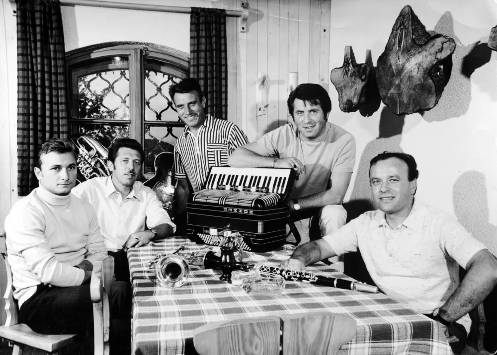 &Scaron;tirje kovači leta 1974, s harmoniko je Franc Stegovec / Foto: Foto Anka      