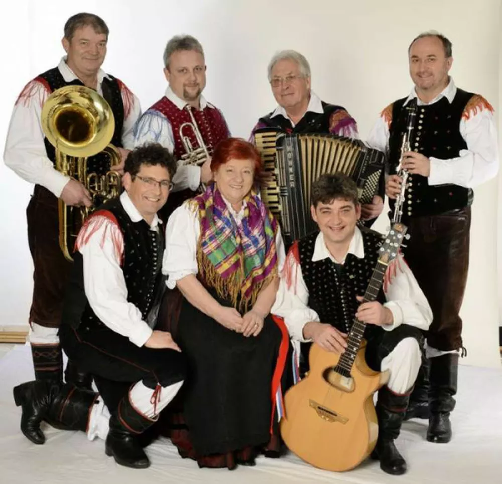 Slovenski ansambel za GuinnessaAnsambel &Scaron;tirje kovači, narodnozabavni ansambel iz Koro&scaron;ke, se je vpisal v Guinnessovo knjigo rekordov. Ansamblu je to uspelo, ko je z 67 delovanja postal najdlje delujoči narodnozabavni ansambel na svetu. Ansambel &Scaron;tirje kovači, ki obstaja že od leta 1954, leta 1972 pa se mu je pridružila &scaron;e pevka Hermina &Scaron;egovc, je imel že več tisoč nastopov pri nas in v tujini, v Koro&scaron;kem pokrajinskem muzeju v Slovenj Gradcu pa je na ogled tudi stalna zbirka o ansamblu.  / Foto: Slovenski Ansambel Za Guinnessa