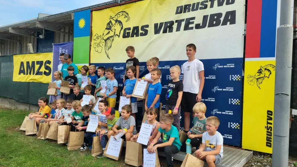 Vsi udeleženci dobijo priznanje za udeležbo in nekaj darilc, ki jih zagotovijo podporniki moto&scaron;portnih dni, ob tem pa tudi fotografije svoje vožnje pri vsaki panogi. / Foto: Amzs