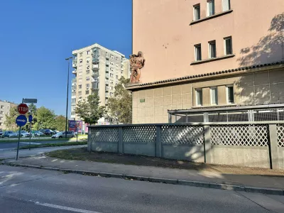 Prenova za&scaron;čitenega zidu Galetovega bloka razburila nekatere stanovalce