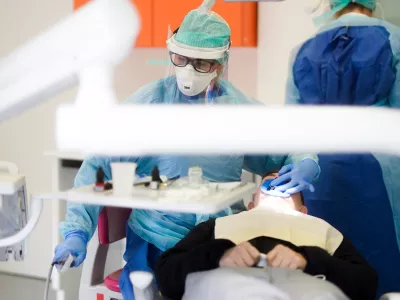 Ljubljana, Stomatoloska klinika.Delo v zobozdravstveni ambulanti v casu epidemije novega koronavirusa.