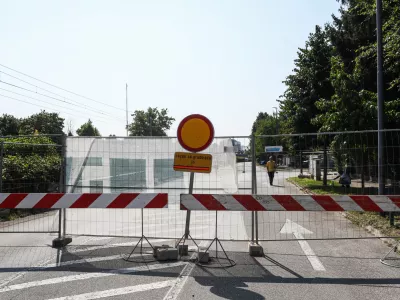  - Zapora Gori&scaron;ke ceste, - 11.08.2025. - Gradbi&scaron;če novega Atletskega centra Ljubljana obsega gradnjo glavnega atletskega stadiona z atletsko dvorano in skupnimi prostori, pomožnega stadiona s kletno etažo s parkirnimi povr&scaron;inami ter dvorane za mete. Izvajalec del Makro 5 d.o.o.//Foto Bojan Velikonja