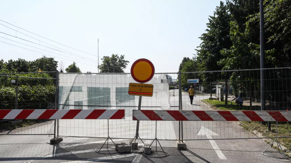  - Zapora Gori&scaron;ke ceste, - 11.08.2025. - Gradbi&scaron;če novega Atletskega centra Ljubljana obsega gradnjo glavnega atletskega stadiona z atletsko dvorano in skupnimi prostori, pomožnega stadiona s kletno etažo s parkirnimi povr&scaron;inami ter dvorane za mete. Izvajalec del Makro 5 d.o.o.//Foto Bojan Velikonja