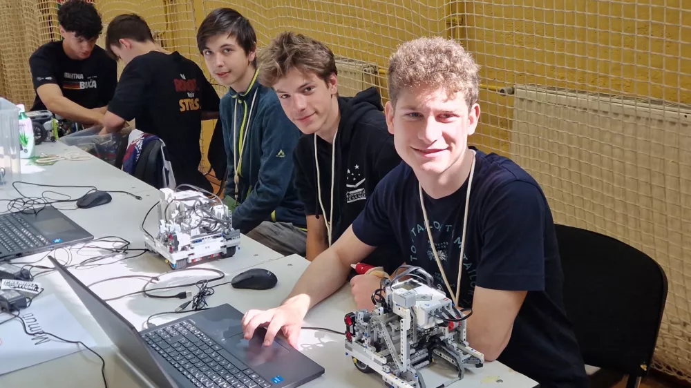 Ekipa med delom / Foto: Osebni Arhiv