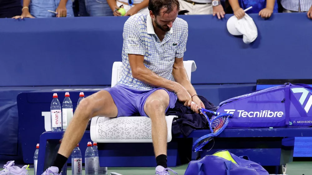 Tennis - U.S. Open - Flushing Meadows, New York, United States - August 25, 2025 Russia's Daniil Medvedev breaks his racquet after his first round match against France's Benjamin Bonzi REUTERS/Eduardo Munoz