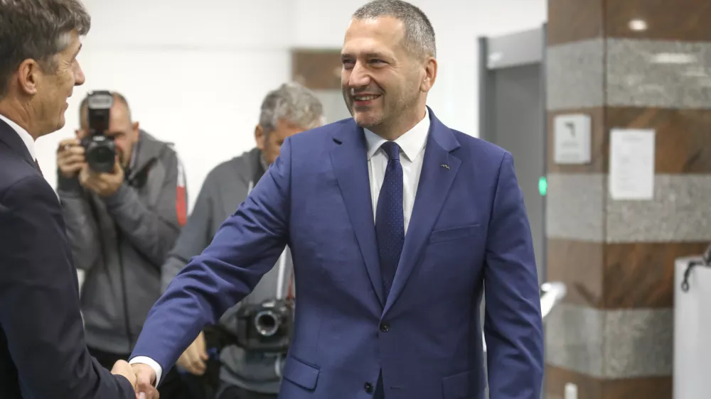 Borut Sajovic minister za obrambo in Damir Črnčec8.10.2024 - prihod novoimenovanega ministra za obrambo Boruta Sajovica pred ministrstvo za obrambo in sprejem z voja&scaron;kimi častmi - ministrstvo za obramboFOTO: Luka Cjuha