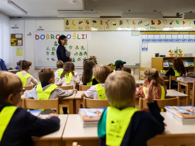 - prvo&scaron;olčki- Osnovna &scaron;ola O&Scaron; Vič, Abramova ulica 26 v Ljubljani- rumene rutke - 01.09.2022 - Prvi &scaron;olski dan v novem &scaron;olskem letu 2022/23 &ndash; novo &scaron;olsko leto za 194.562 osnovno&scaron;olcev med njimi 20.797 prvo&scaron;olcev in okrog 79.000 dijakov &ndash; prvo&scaron;olci - osnovno&scaron;olci - &scaron;olstvo //FOTO: Bojan Velikonja