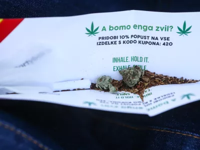 Zvijanje jointa, marihuana, kajenje marihuane, indijska konoplja- 22.04.2015 - Marihuana mar&scaron; 2015 - tradicionalni shod proti prohibiciji konoplje in za liberalizacijo zakonskega področja prepovedanih drog v organizaciji &Scaron;tudentske organizacije Univerze v Ljubljani;  //FOTO: Bojan Velikonja