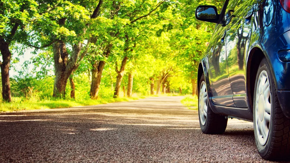 Če bodo temperature &scaron;e naprej tako visoke, bo priporočljivo avtomobilom kmalu nadeti letne pnevmatike. 
