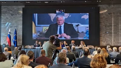 Udeležence posveta je nagovoril ukrajinski zunanji minister Andrij Sibiha.