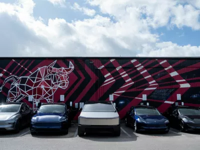 FILE PHOTO: Tesla vehicles are parked outside a Tesla service center and gallery in Austin, Texas, U.S., June 21, 2025. REUTERS/Joel Angel Juarez/File Photo