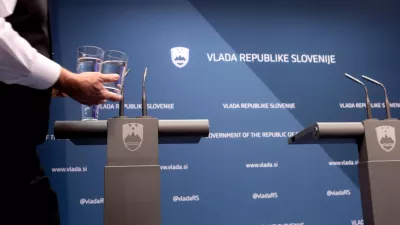 simbolična fotografija - medijsko središče - novinarska konferenca - Vlada Republike Slovenije - voda - kozarec vode - - 19.01.2017 - Ministrica za zdravje je s sodelavci predstavila predlog zakona o zdravstvenem varstvu in zdravstvenem zavarovanju ter načrt skrajševanja čakalnih dob. - zdravstveni sistem - zdravstvena reforma -   //FOTO: Luka Cjuha.