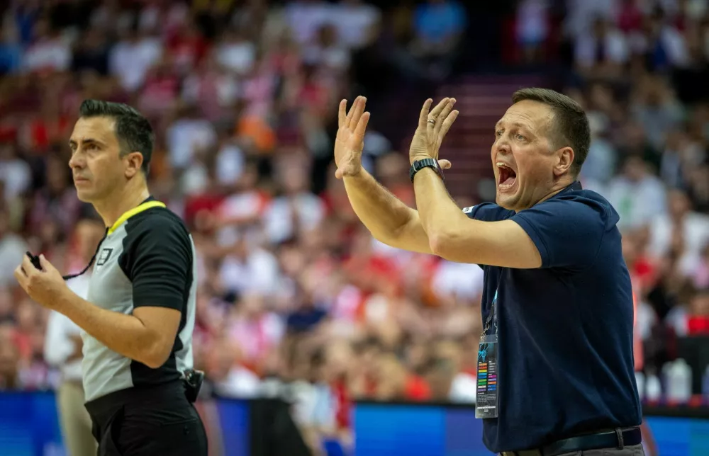 Basketball - FIBA EuroBasket 2025 - Group Phase - Slovenia v Poland - Spodek, Katowice, Poland - August 28, 2025 Slovenia coach Aleksander Sekulic Grzegorz Celejewski/Agencja Wyborcza.pl via REUTERS ATTENTION EDITORS - THIS IMAGE WAS PROVIDED BY A THIRD PARTY. POLAND OUT. NO COMMERCIAL OR EDITORIAL SALES IN POLAND.