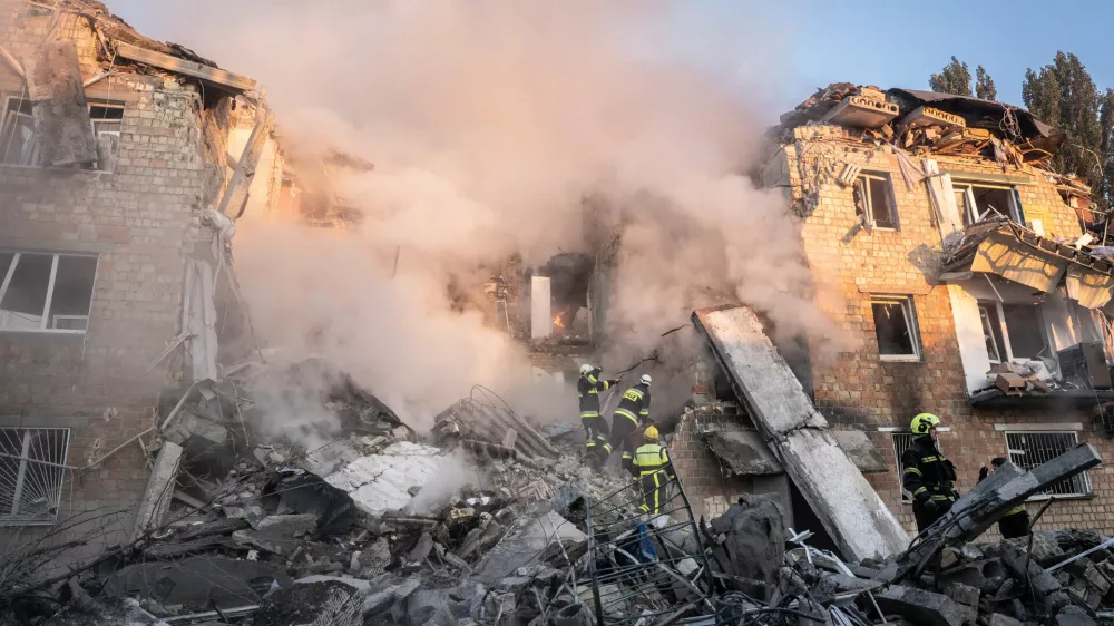 28 August 2025, Ukraine, KievUkrainian emergency inspect the damage caused by an overnight Russian attack on a civilian apartment building. PhotoPatryk Jaracz/SOPA Images via ZUMA Press Wire/dpa