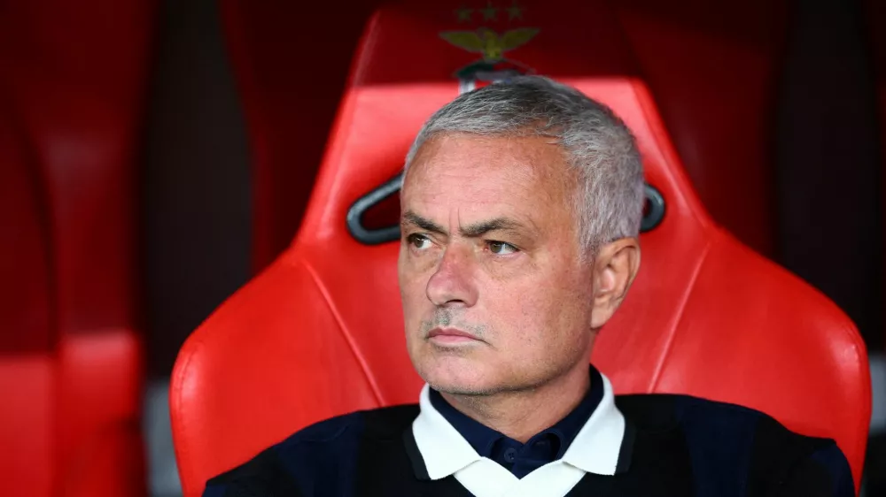 FILE PHOTO: Soccer Football - UEFA Champions League - Play Off - Second Leg - Benfica v Fenerbahce - Estadio da Luz, Lisbon, Portugal - August 27, 2025 Fenerbahce coach Jose Mourinho before the match REUTERS/Pedro Nunes/File Photo