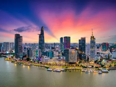 Aerial view of beautiful skyscrapers along the river at sunset sky light flowing down urban development in Ho Chi Minh City, Vietnam. / Foto: Huythoai