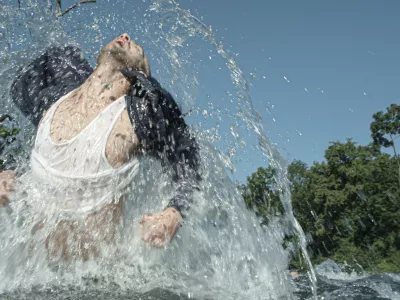 Fotografije plesne predstave oziroma performansa, ustvarjen pod okriljem plesne skupine bollwerk, ki jo vodi Andrea Boll. Z naslovom DOWNRIVER (v sloven&scaron;čini "Nizvodno") predstavljajo del trilogije DOWNHILL &ndash; DOWNRIVER &ndash; DOWNTOWN, ki vključuje izvedbe na različnih lokacijah &ndash; od hribov, mest in tovarn, pa vse do rek ali jezer. F Peter Kader