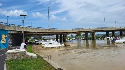 Lastniki čolnov, privezanih na izlivu reke Bada&scaron;evice v Kopru, zaskrbljeni spremljajo nara&scaron;čanje reke, ki s sabo prina&scaron;a naplavine.