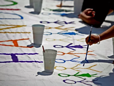 - ilustrativna fotografija - otroci, otro&scaron;tvo, risanje, medčlove&scaron;ki odnosi, čopič, roka.- 6. mednarodni festival za otroke s posebnimi potrebami Igraj se z mano 2012 - //FOTO: Bojan Velikonja