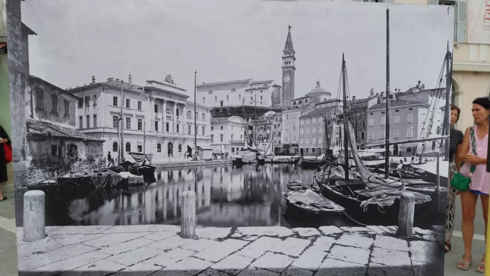 Razstavljena fotografija, ki kaže podobo do leta 1894, ko je na mestu dana&scaron;njega Tartinijevega trga stal mandrač. F Vesna Levičnik