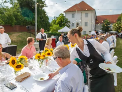 Kranjska dolga miza 2022, Kranj, Slovenija, 23.06.2022. Obvezno navajanje avtorja &copy; Matej Pov&scaron;e / kolektiff