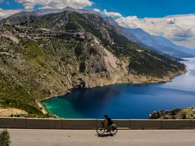 - Na poti iz Splita proti Makarski.- Cesta nad plažo Vruja pri vasi Dubci.- Makarska riviera.- Hrva&scaron;ka- 27.05.2025. - Reportaža o Jadranski magistrali ob 60. obletnici izgradnje in 70. obletnici začetka gradnje.- Jadranska magistrala, cesta, hrva&scaron;ka obala.OPOMBA: ZA OBJAVO V OBJEKTIVU!//FOTO: Bojan Velikonja / Foto: Bojan Velikonja