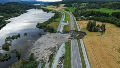 A drone view of the damage to the E6 road and train tracks after a landslide, at Nesvatnet, near Levanger, Norway, August 30, 2025. The slide swept away a person and a car. NTB/Ole Martin Wold via REUTERS  ATTENTION EDITORS - THIS IMAGE WAS PROVIDED BY A THIRD PARTY. NORWAY OUT. NO COMMERCIAL OR EDITORIAL SALES IN NORWAY. TPX IMAGES OF THE DAY. / Foto: Ole Martin Wold