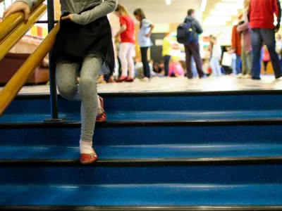 Simbolična fotografija, &scaron;olstvo, otroci, otrok, - 28.03.2017 - O&Scaron; Brezovica pri Ljubljani - projekt SKUPAJ SMO VEČJI - otroci in &scaron;olarji ustvarjali risbe in slike z namenom sestaviti največjo sestavljeno risbo na svetu za guinnessovo knjigo rekordov.    //FOTO: Bojan Velikonja