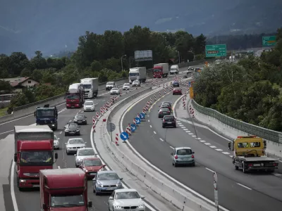 - 29.05.2014 - &scaron;tajerska avtocesta - delo na avtocesti med priključkom Žalec - Arja vas in priključkom &Scaron;empeter v smeri Ljubljane -   //FOTO: Luka Cjuha.