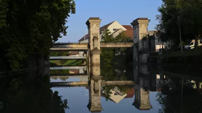 LjubljanicaZapornica na Ljubljanici27.08.2024 Arhitektura v živo z ladjico, mostovi čez Ljubljanico. FOTO: Nik Erik Neubauer